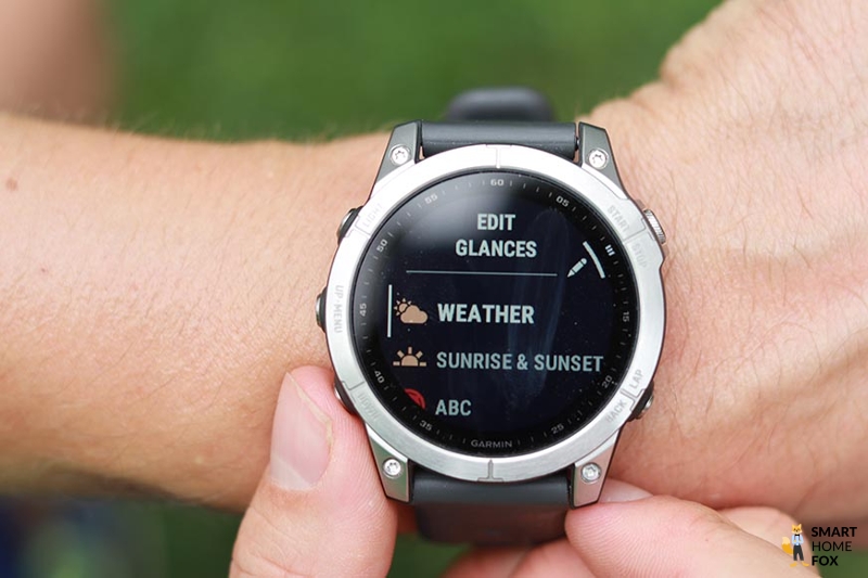 Man sieht die Wetterfunktion auf der Garmin Fenix 7 Outdoor Smartwatch.